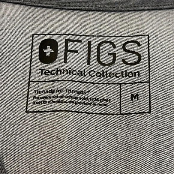 FIGS technical collection gray shirt sleeve size M ** has small imperfection ** - Picture 9 of 11
